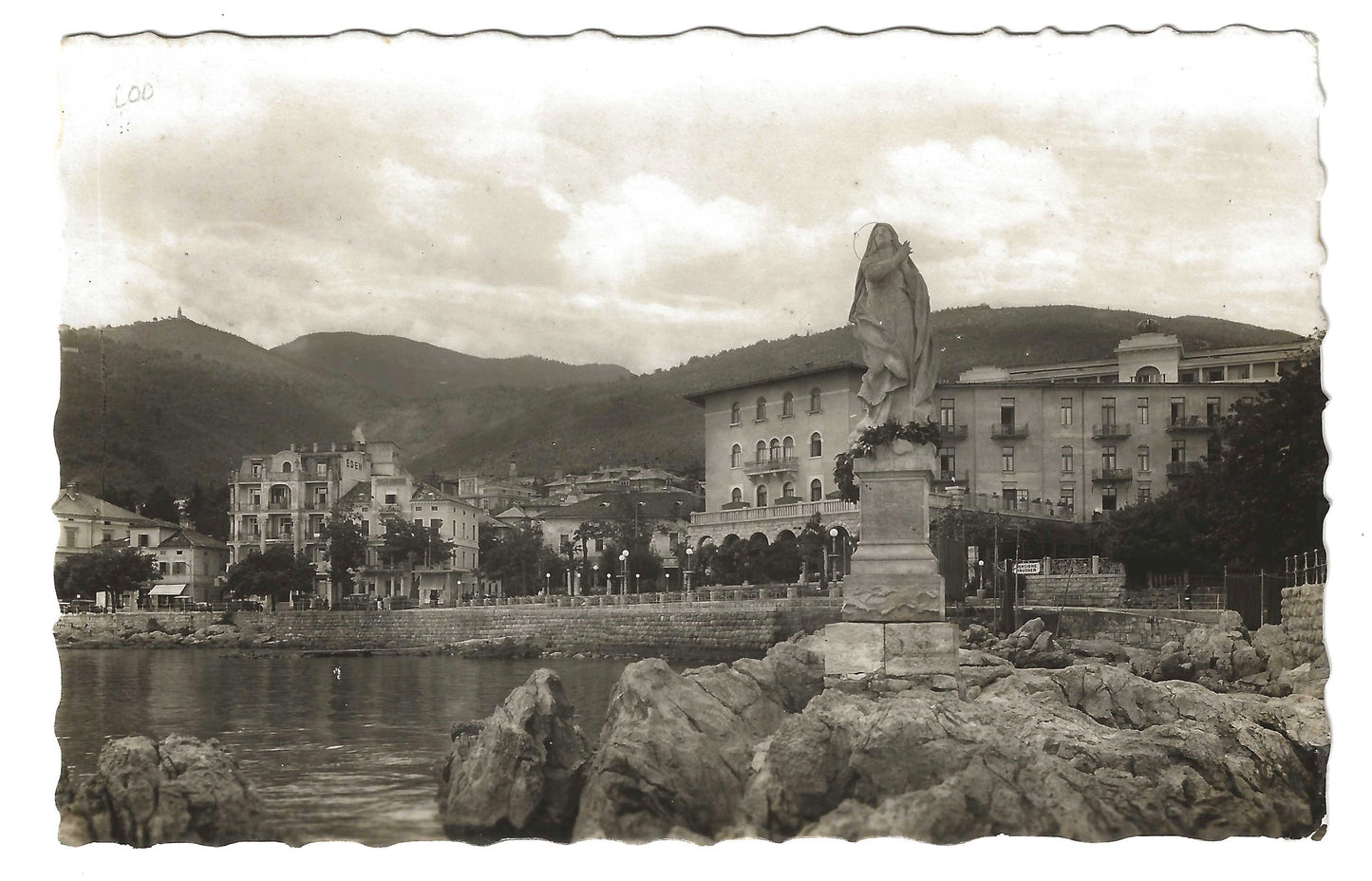 1945 Fiume - Cartolina da Abbazia con francobollo 2 l. su 25 c. soprastampato e bollo censura